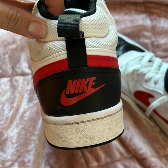 nike court borough mids fits a woman's 9 or men's 7🤍❤️🖤 - Picture 3 of 4